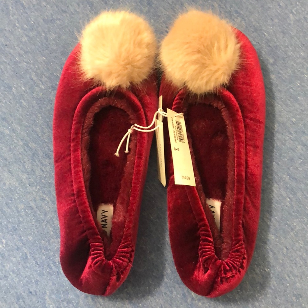 Old navy velvet faux-fur Pom-pom slippers ⁉️